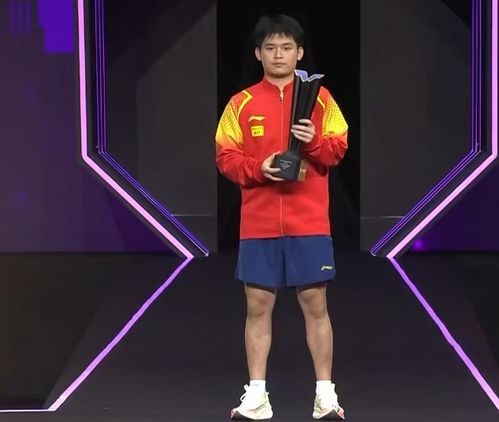 孙颖莎当颁奖嘉宾了